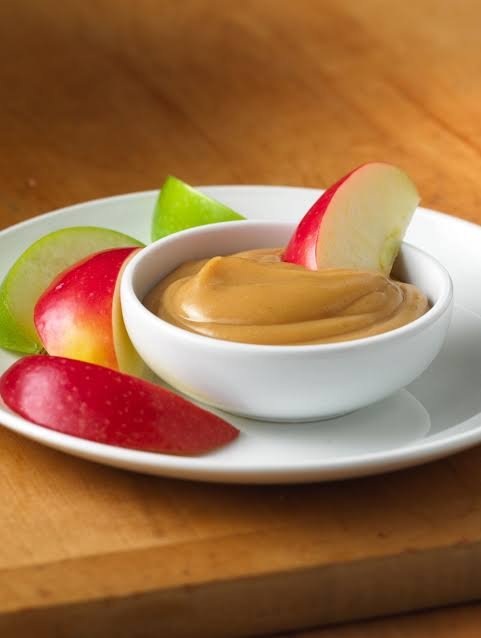 Apple slice with peanut butter as easy evening snacks